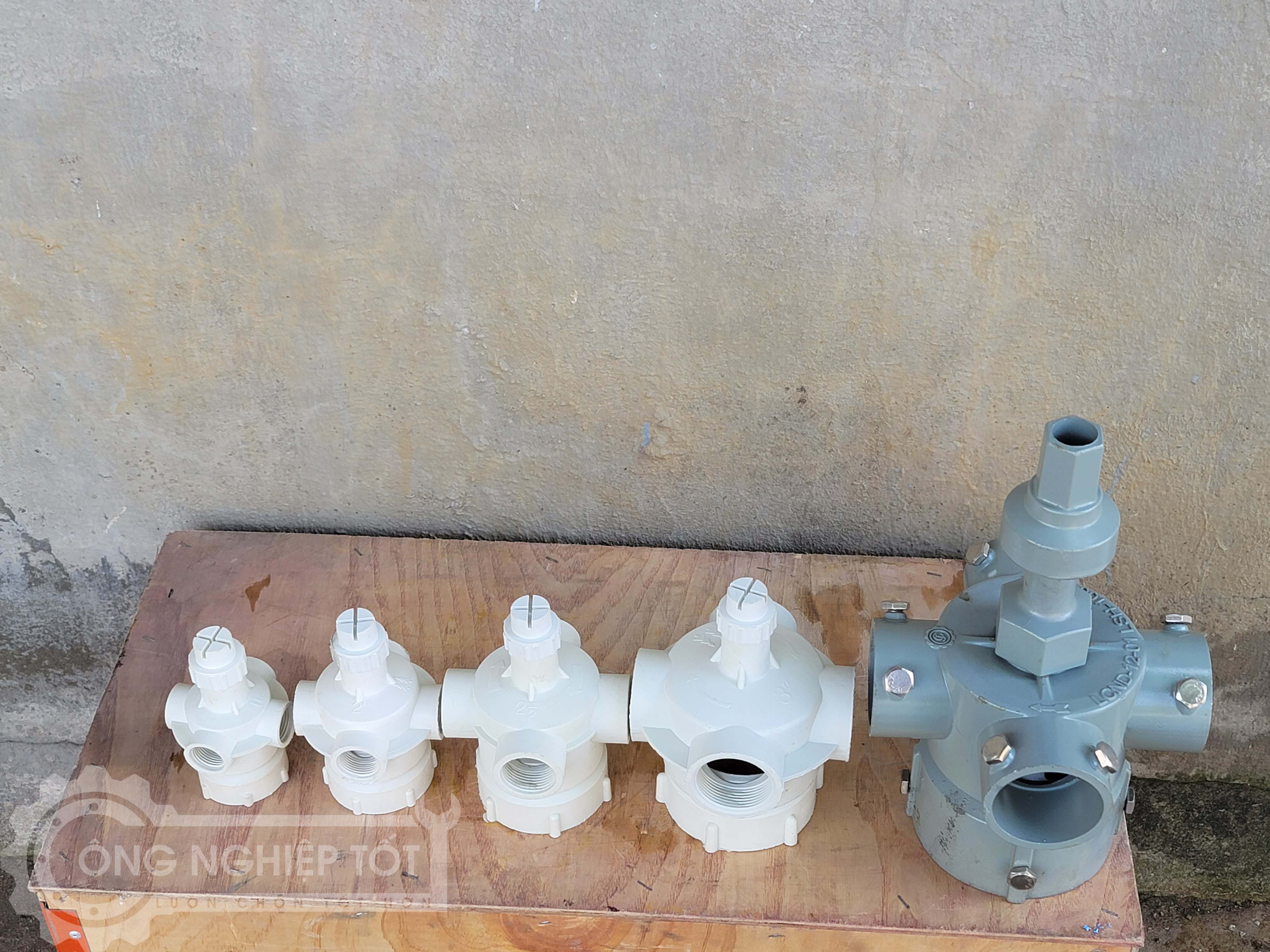 Đầu phun nhựa 76/42 tháp giải nhiệt (Ở giữa)